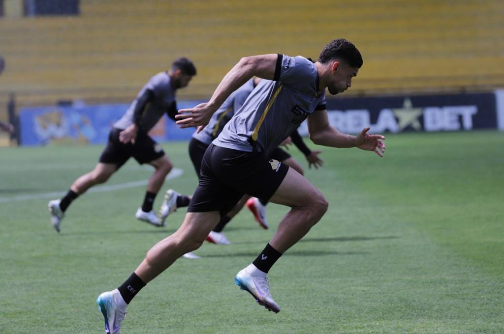Jogadores do Crici&uacute;ma E.C. treinam visando confronto com o Botafogo-SP
