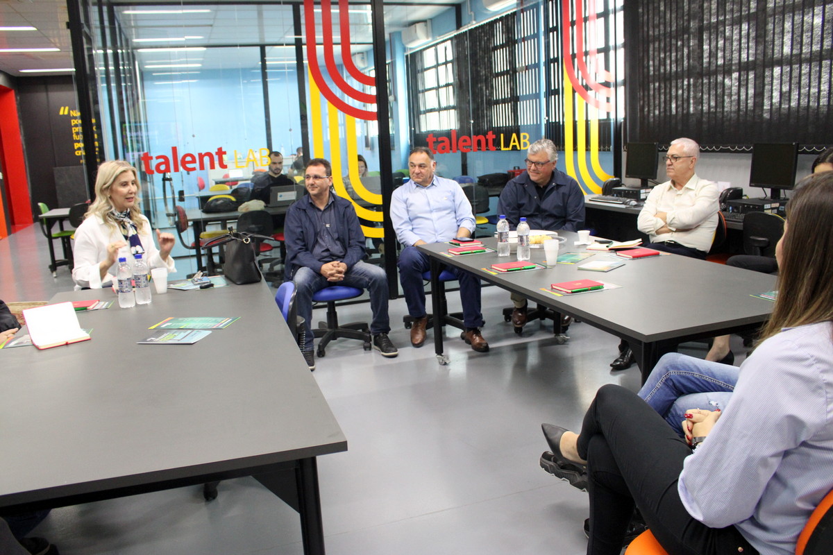 Estrutura e possibilidades da Unesc s&atilde;o apresentadas ao prefeito de Tubar&atilde;o (SC)