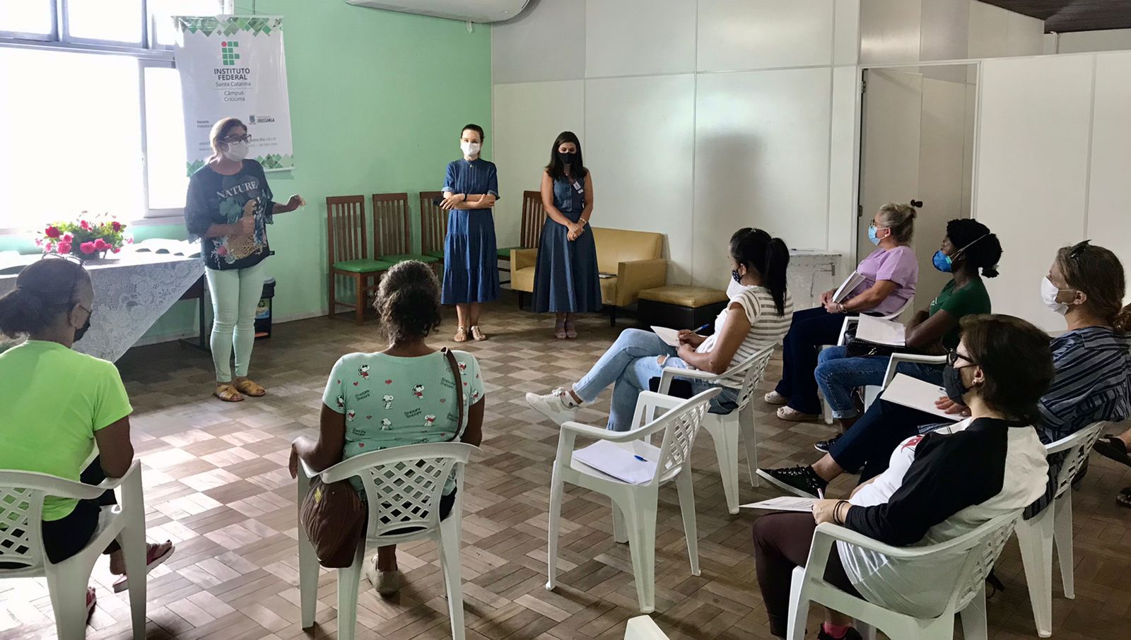 Assist&ecirc;ncia Social: capacita&ccedil;&atilde;o profissional de manicure e pedicure 