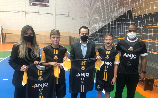 Governo de Urussanga entrega uniformes para os garotos do Projeto Anjos do Futsal