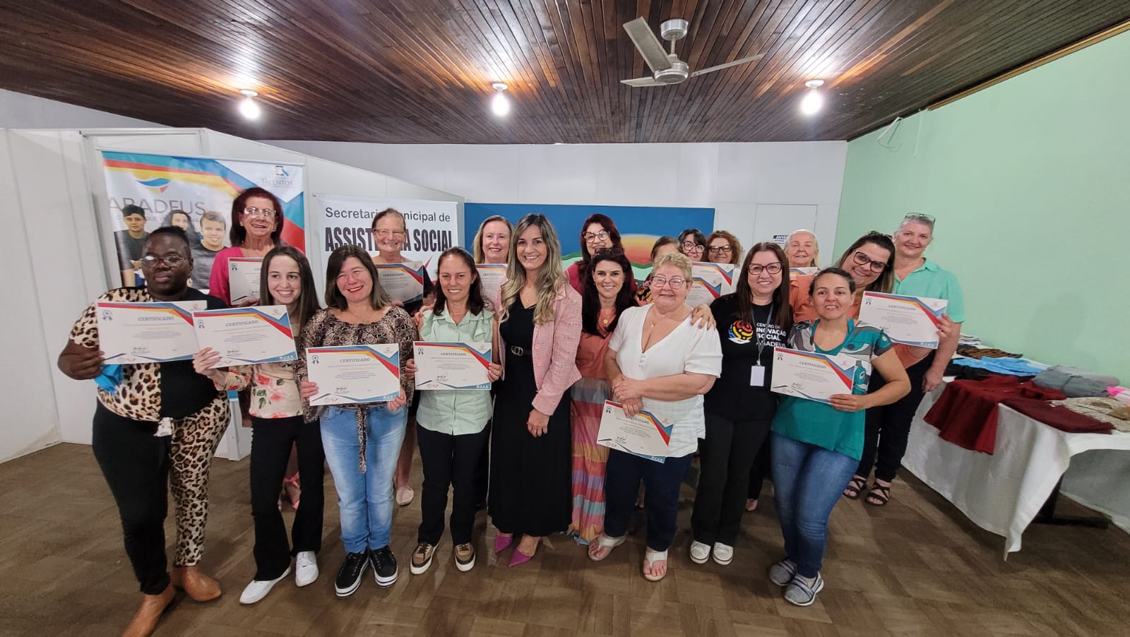 Mulheres recebem certificado no Curso de Corte e Costura em Urussanga (SC)