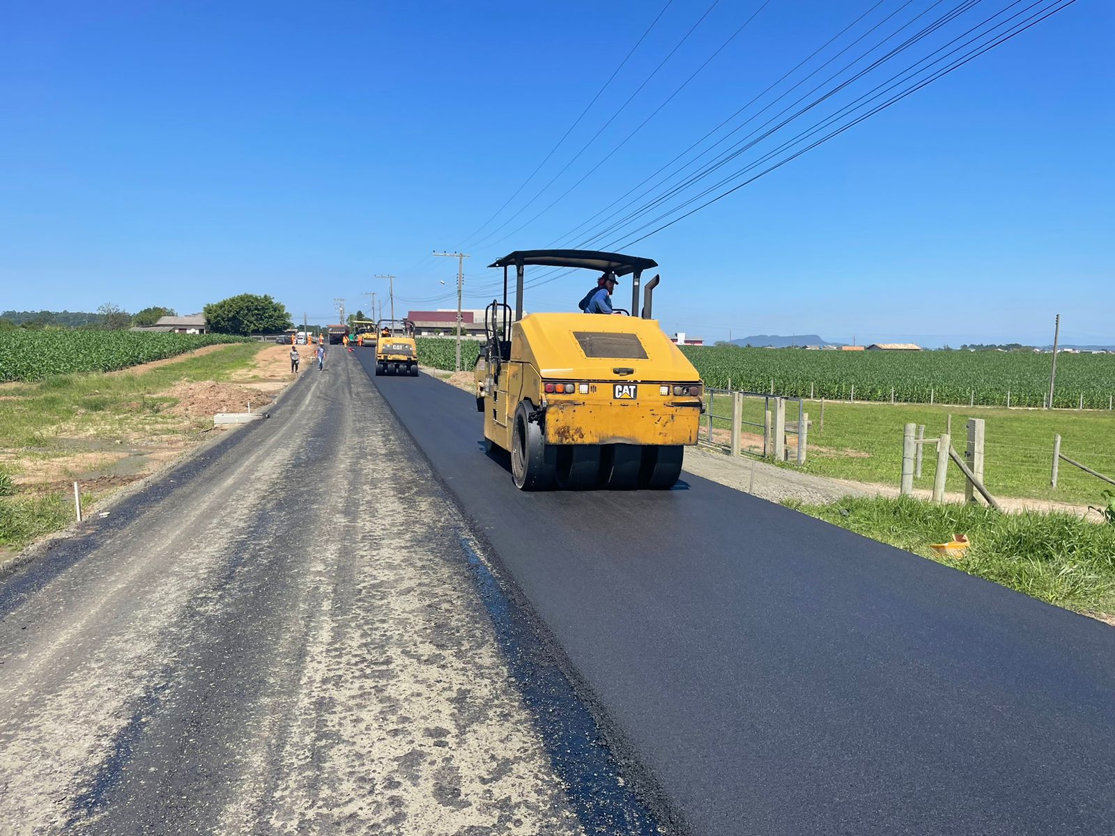 Rodovia Donato Bernardino em I&ccedil;ara (SC) recebe pavimenta&ccedil;&atilde;o asf&aacute;ltica