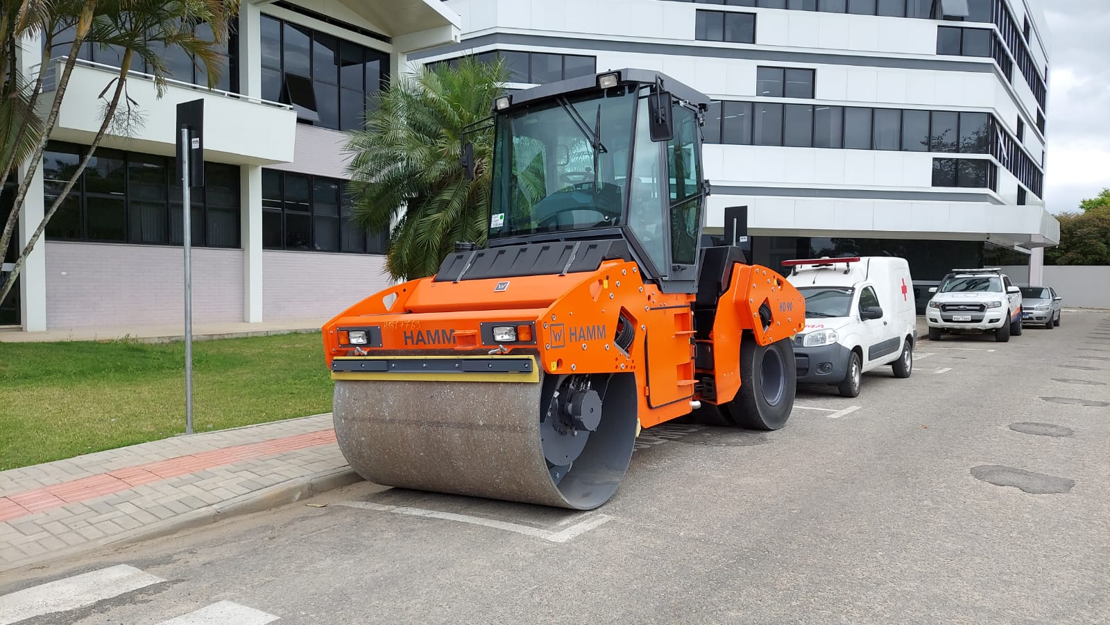 Chegada de rolo compactador completa Usina de Asfalto do Governo de I&ccedil;ara