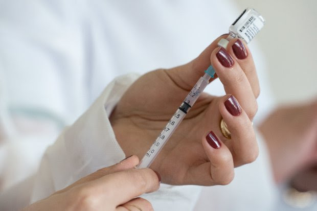 Segunda dose de refor&ccedil;o contra a Covid-19 &eacute; recomendada para idosos acima de 70 anos 