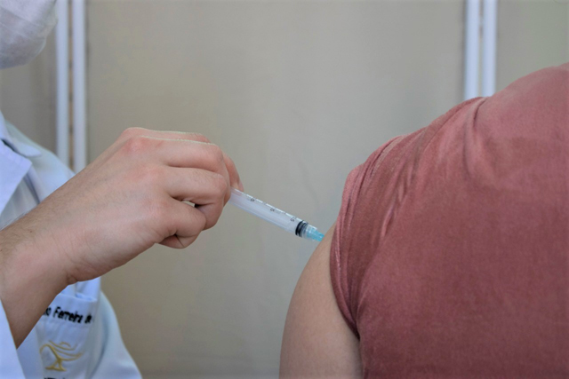 I&ccedil;ara continua aplicando a segunda dose das vacinas Pfizer e Coronavac