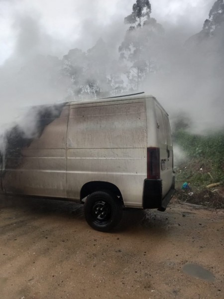 Corpo de Bombeiros combate inc&ecirc;ndio em ve&iacute;culo em I&ccedil;ara