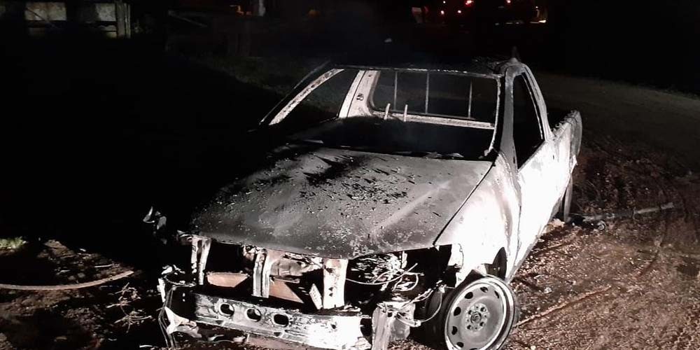 Ve&iacute;culo &eacute; destru&iacute;do pelo fogo pr&oacute;ximo a galp&atilde;o de arroz em Vila Nova