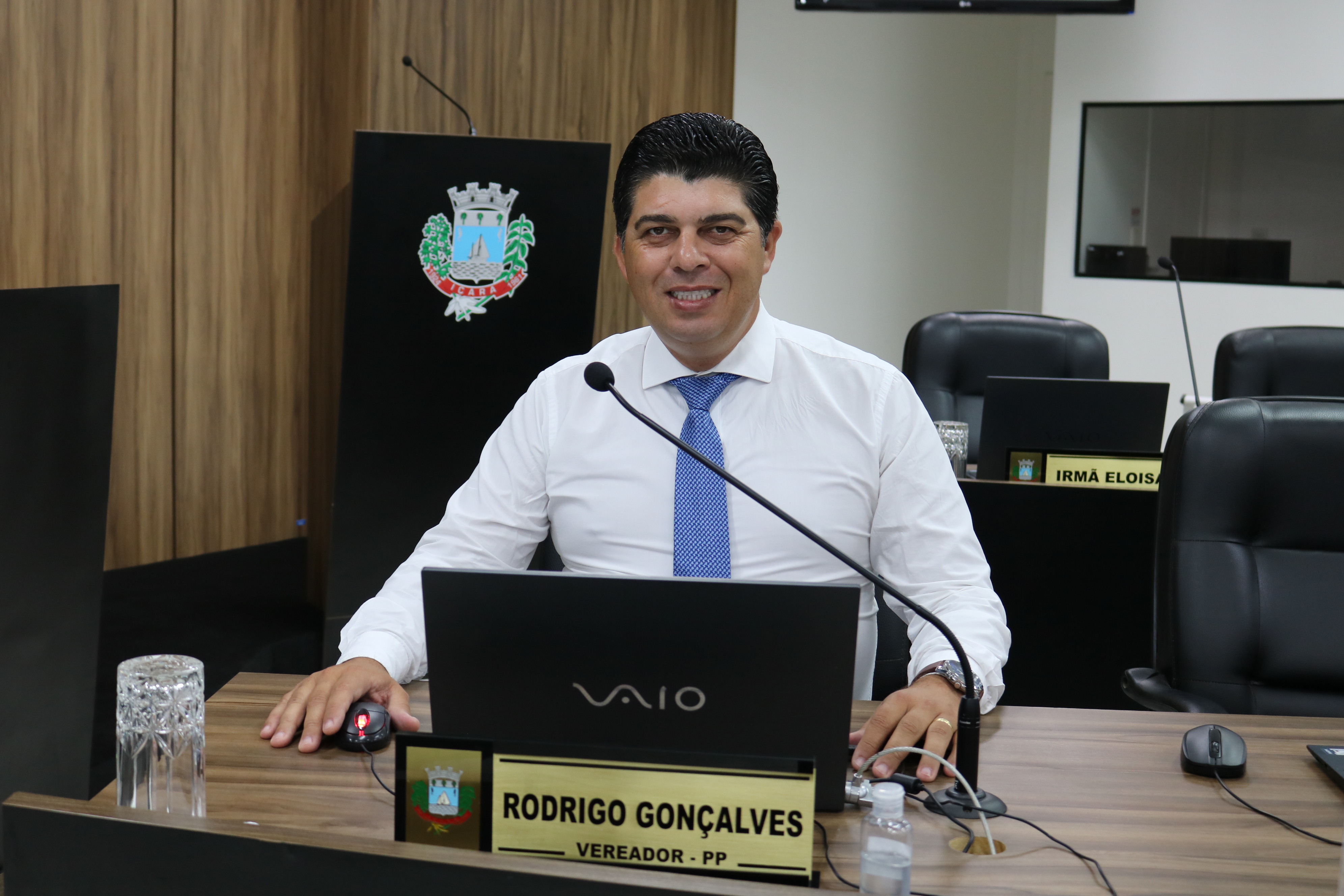 Vereador Rodrigo Gon&ccedil;alves solicita remo&ccedil;&atilde;o de fios inutilizados
