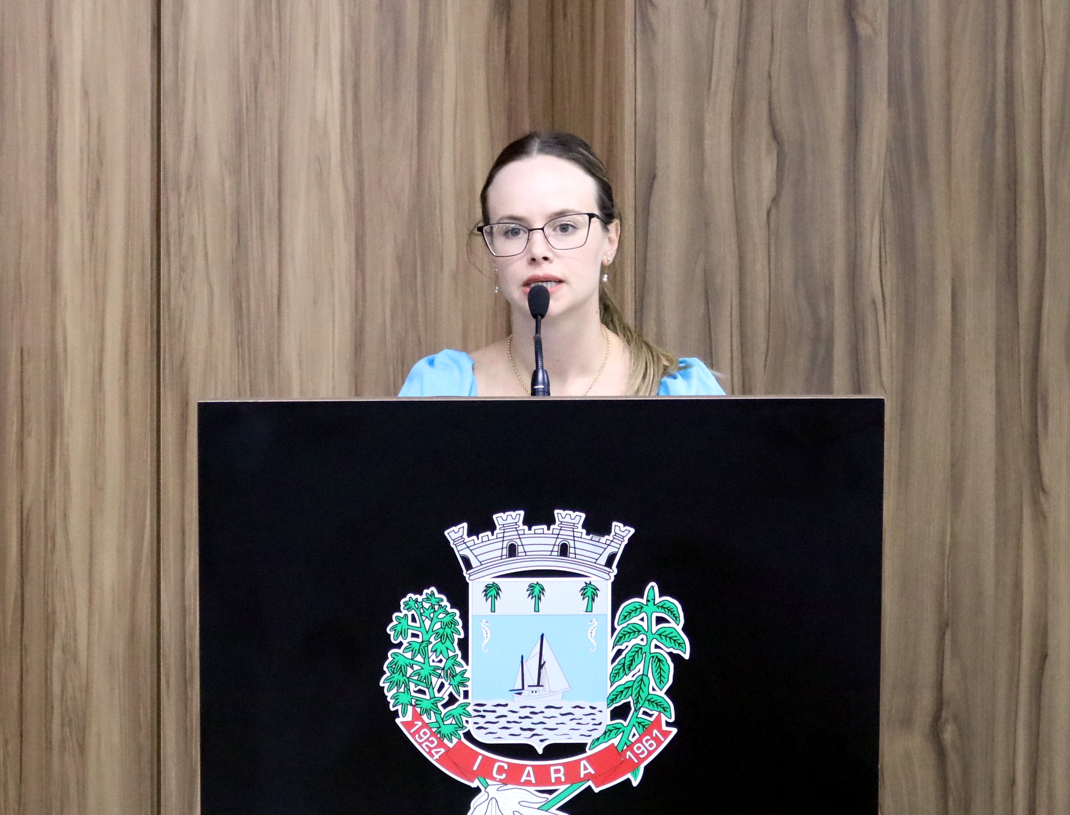 Vereadora Carla solicita conserto de esgoto em rua do Bairro Po&ccedil;o Oito