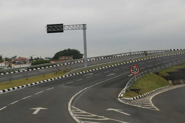 Motorista perde controle do ve&iacute;culo e sai da pista na Via R&aacute;pida em I&ccedil;ara (SC)