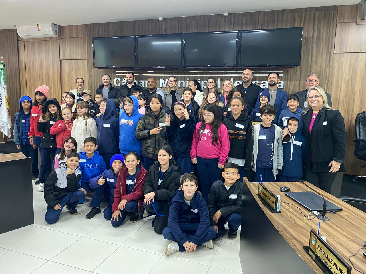 Estudantes de Bairro Jaqueline conhecem a sede do Poder Legislativo