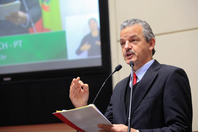 Governo Colombo d&aacute; "um chap&eacute;u" nos munic&iacute;pios ao desviar tributos da Celesc