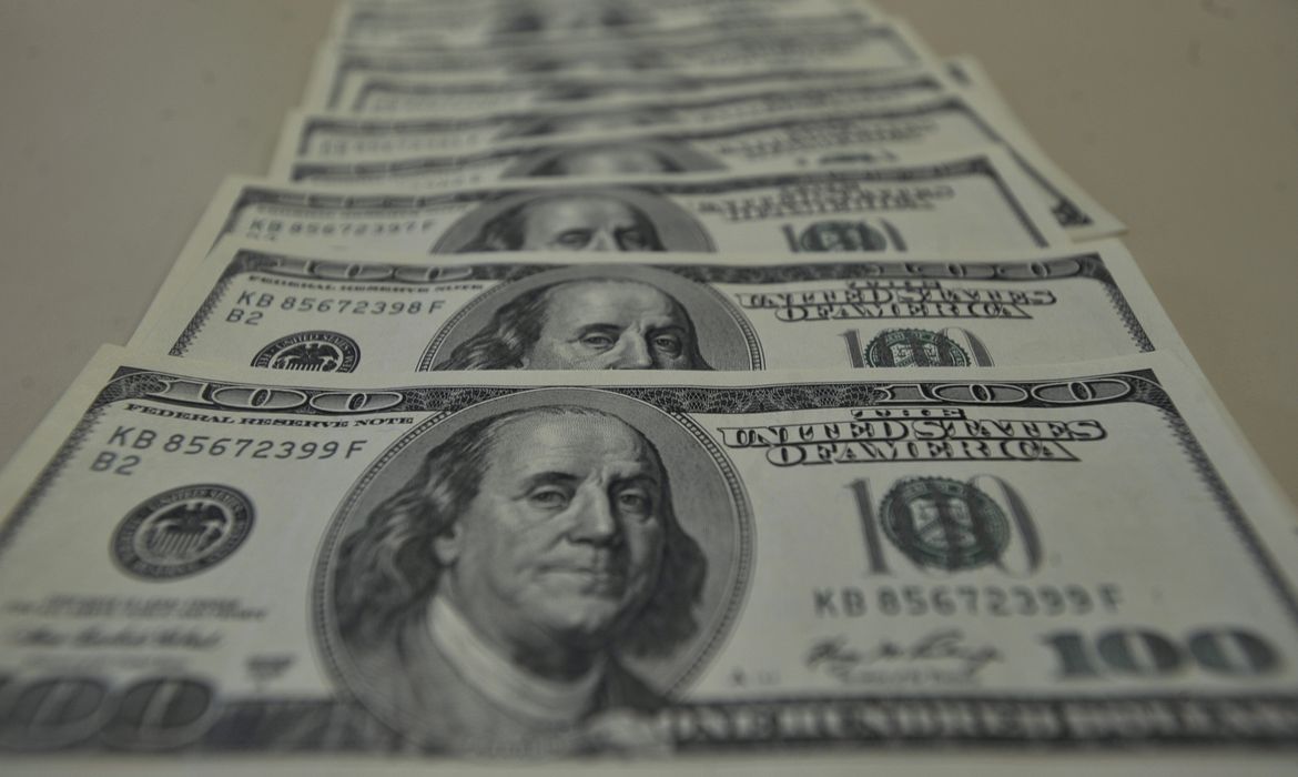 D&oacute;lar fecha em leve queda, a R$ 5,664, ap&oacute;s quatro altas; Bolsa salta 3,86%
