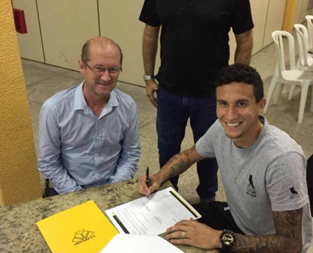 Douglas Moreira renova contrato com o Tigre