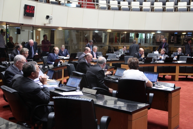 Parlamento derruba dois vetos do governo do Estado