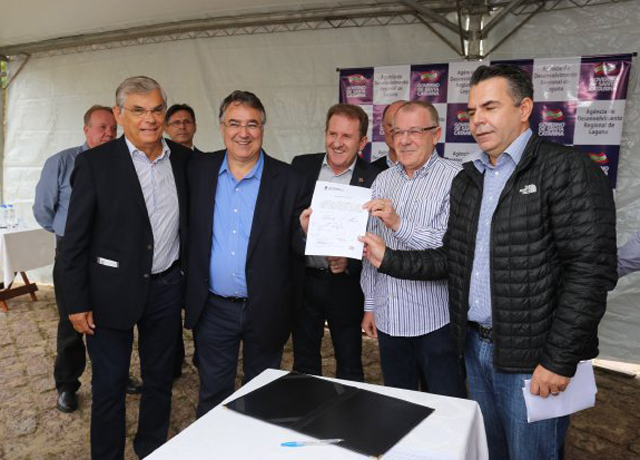 Governador entrega ordem de servi&ccedil;o para obras no Farol