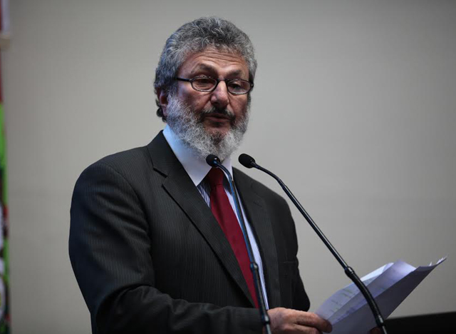 PEC que acaba com sal&aacute;rios vital&iacute;cios &eacute; admitida na CCJ 