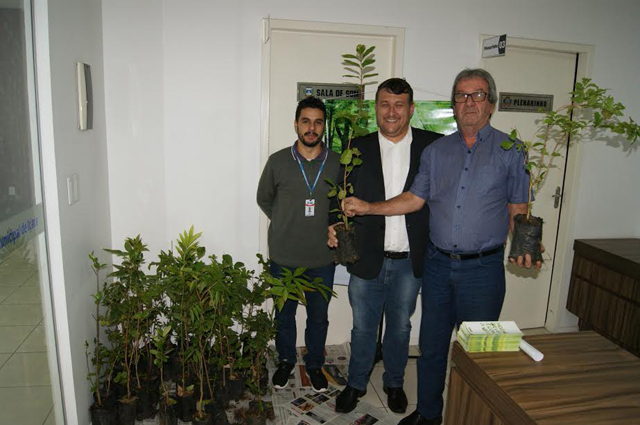 Legislativo de I&ccedil;ara entrega mudas de &aacute;rvores