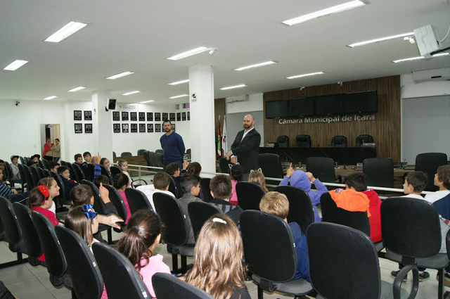Alunos da Escola Dimer Pizzetti conhecem o Legislativo