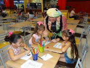 Recreação inspirada no teatro encanta crianças no Criciúma Shopping