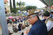 Governador Eduardo Pinho Moreira participa de desfile na Festa do Produto Colonial