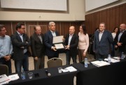 Eduardo Pinho Moreira recebe homenagem da Associação Catarinense de Rádio e Televisão e alerta sobre números do Estado