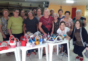 Grupo de Idosos confecciona cestas para crianças da APAE