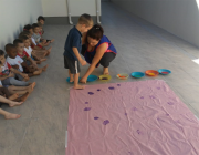 Crianças do Grupo 3 B do CEI Afasc pintam com os pés