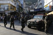 Forças Armadas começam a deixar a Favela da Rocinha no Rio