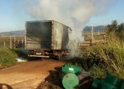 Bombeiros combatem incêndio em caminhão em Pescaria Brava
