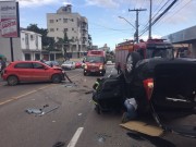 Carros se envolvem em acidente na rua Álvaro Catão em Criciúma