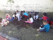 Crianças do CEI Afasc Professor Jairo Luiz Thomazi brincam de pés descalço