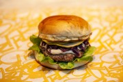 Chef se inspira no marreco com repolho roxo e cria hambúrguer de pato com chutney de maçã verde e kraeuterkaese para Oktoberfest
