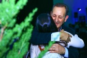 Com audit&oacute;rio lotado, Dinho Rovaris lan&ccedil;a livro e emociona p&uacute;blico