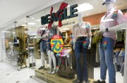 Loja Beagle reabre ampliada no Shopping Della