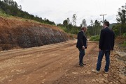 Prefeito Alemão e vice Xande acompanham obras de pavimentação em Siderópolis