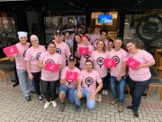 Hamburgueria de Blumenau (SC) usa 5 mil caixas cor de rosa e contribui com a Rede Feminina de Combate ao Câncer