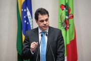Rodrigo Minotto faz discurso sobre viol&ecirc;ncia nas escolas 