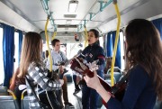Pais recebem homenagem dentro de ônibus da Içarense