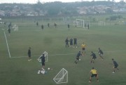 Jogadores do Crici&uacute;ma realizam treino f&iacute;sico e t&eacute;cnico