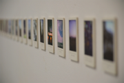 Espa&ccedil;o Toque de Arte recebe exposi&ccedil;&atilde;o "Registros: Fic&ccedil;&otilde;es Polaroides" 