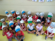 Crianças do CEI Afasc Beato Aníbal Maria di Frância estudam frutas, verduras e legumes