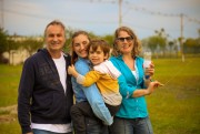 Pais e filhos brincam juntos em Festival de Pipas