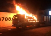 Automóvel apreendido pela PM pega fogo ao ser transportado