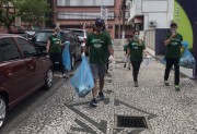 Voluntários participam de Caminhada Ecológica e retiram resíduos da Praça do Congresso