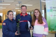 Acic e N&uacute;cleo do Meio Ambiente distribuem mudas de plantas