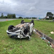 Veículo capota na BR-101 em Içara e uma pessoa fica gravemente ferida