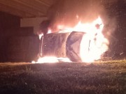 Veículo é consumido por incêndio e motorista fratura o pé em Criciúma