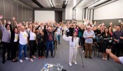 Psic&oacute;loga emociona p&uacute;blico em palestra com viv&ecirc;ncias propositivas