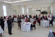 Diretoras recebem livro de atividades infantis dos 50 anos Afasc